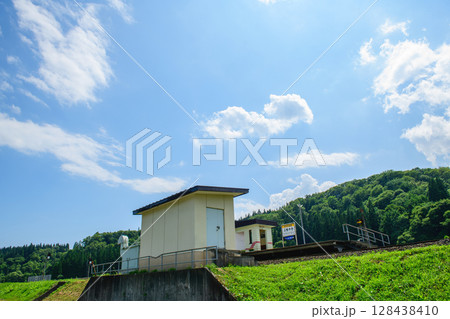 秋田内陸線紙風船上げ、田んぼアートの駅　上桧木内駅 128438410