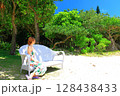沖縄県石垣島フサキビーチ リゾートで海を眺める女性 128438433