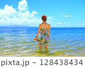 沖縄県石垣島フサキビーチ リゾートで海を眺める女性 128438434