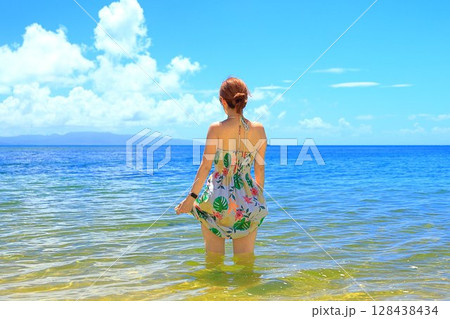 沖縄県石垣島フサキビーチ リゾートで海を眺める女性 128438434