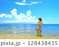 沖縄県石垣島フサキビーチ リゾートで海を眺める女性 128438435