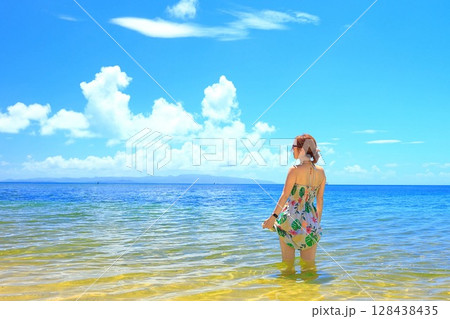 沖縄県石垣島フサキビーチ リゾートで海を眺める女性 沖縄県石垣島フサキビーチ リゾートで海を眺める女性 128438435