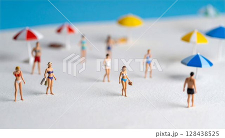 ミニチュア　ビーチ　海　夏　人物　男性　女性　水着　レジャー　遊び　休暇　風景 128438525