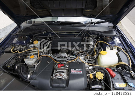 【エンジン名称ぼかし難あり】エンジンルームを開けている写真　車体色青 128438552