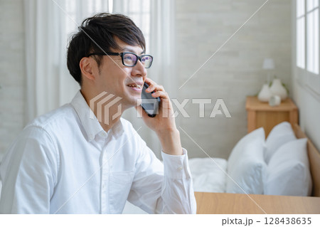 スマホを使う男性 128438635