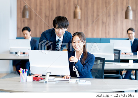 オフィスで働くビジネスパーソン 128438665