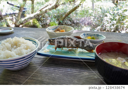 長野　上高地　新緑の中で飲むそば、蕎麦、夏野菜、冷たいそば 128438674