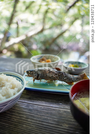 長野 上高地 新緑の中で食べるご飯 長野 上高地 新緑の中で食べるご飯 128438711
