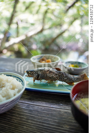 長野 上高地 新緑の中で食べるご飯 長野 上高地 新緑の中で食べるご飯 128438712