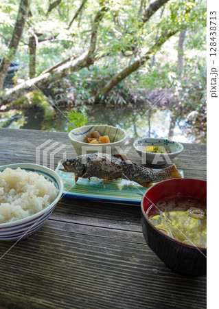 長野 上高地 新緑の中で食べるご飯 長野 上高地 新緑の中で食べるご飯 128438713