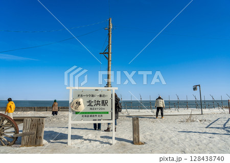 北海道網走市　オホーツク海に面して流氷の見える駅北浜駅の看板と線路 128438740
