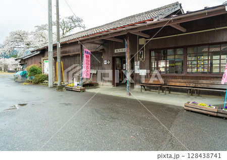 静岡県川根本町　大井川鐵道大井川本線の駅　雨降りの春の駿河徳山駅 128438741