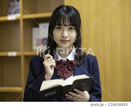 図書館で学びに励む女子高校生、前向きで知的な印象の学習シーン 128438883