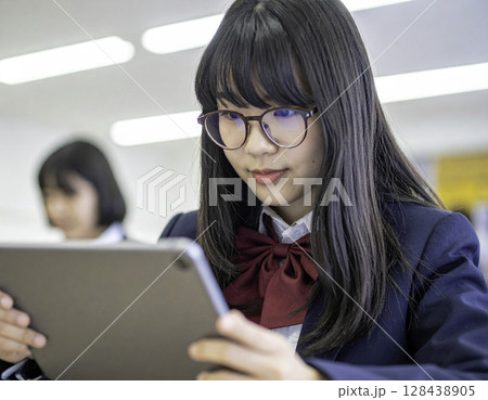 教室でタブレット学習に集中する女子高校生、ICT教育とデジタル学習の現場 128438905