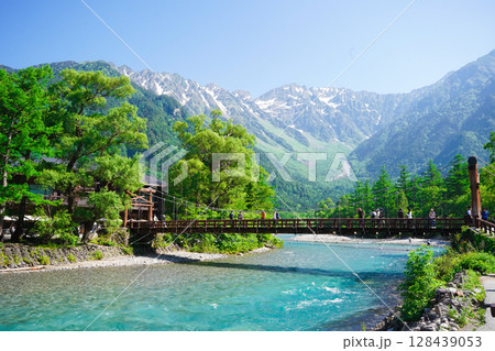 長野　上高地　新緑に包まれる河童橋と美しい梓川 128439053