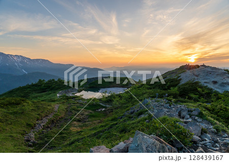 朝の八方山と八方池風景 128439167
