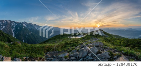 朝の八方山と八方池風景 朝の八方山と八方池風景 128439170