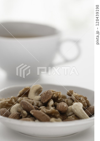 ミックスナッツとホットティー 128439198