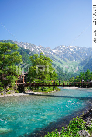 長野　上高地　新緑に映える初夏の梓川 128439241