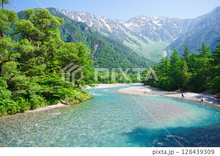 長野 上高地 河童橋から見る夏の北大雪の山並みと美しい梓川 長野 上高地 河童橋から見る夏の北大雪の山並みと美しい梓川 128439309