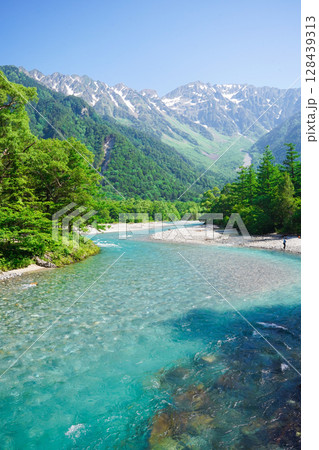 長野 上高地 河童橋から見る夏の北大雪の山並みと美しい梓川 長野 上高地 河童橋から見る夏の北大雪の山並みと美しい梓川 128439313