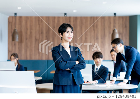 オフィスで働くビジネスウーマン オフィスで働くビジネスウーマン 128439403