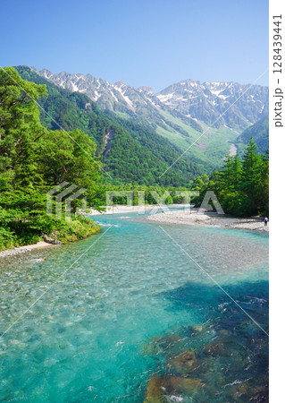 長野　上高地　新緑に包まれる河童橋から見た美しい景色 128439441