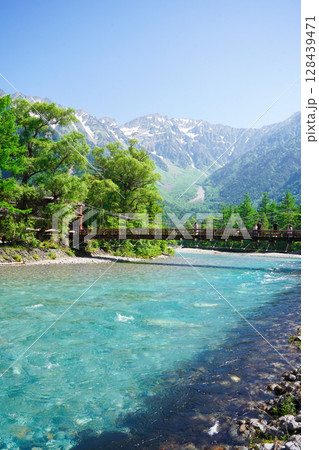 長野 上高地 新緑と残雪の中央に映える河童橋と梓川 長野 上高地 新緑と残雪の中央に映える河童橋と梓川 128439471