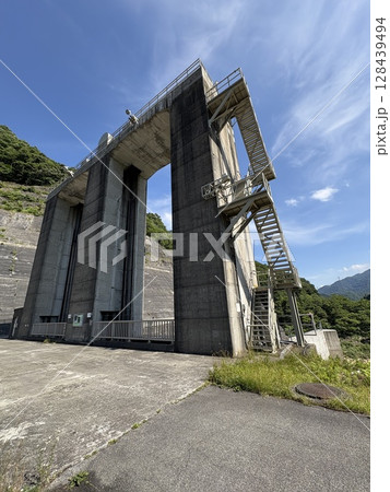 二居ダム_ 新潟県南魚沼郡湯沢町_ 奥清津発電所 128439494