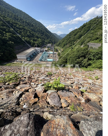 二居ダム_ 新潟県南魚沼郡湯沢町_ 奥清津発電所 128439500