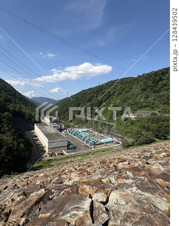 二居ダム_ 新潟県南魚沼郡湯沢町_ 奥清津発電所 128439502