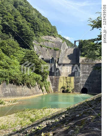 二居ダム_ 新潟県南魚沼郡湯沢町_ 奥清津発電所 128439508