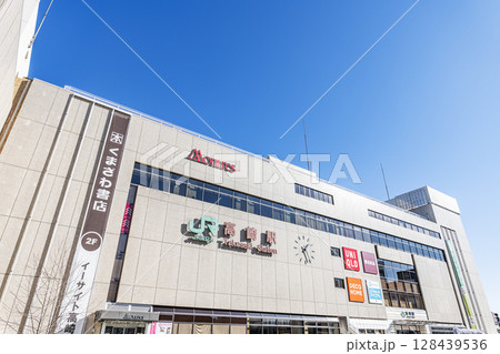 群馬県高崎市　様々な商業施設が入るJR高崎駅（西口） 128439536
