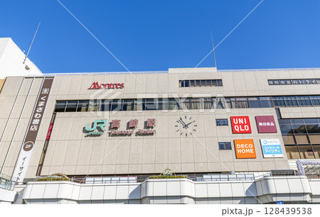 群馬県高崎市　様々な商業施設が入るJR高崎駅（西口） 128439538