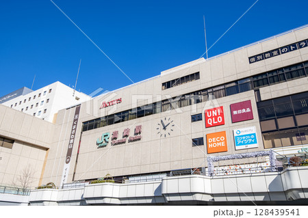 群馬県高崎市　様々な商業施設が入るJR高崎駅（西口） 128439541