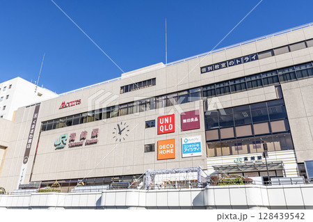 群馬県高崎市　様々な商業施設が入るJR高崎駅（西口） 128439542