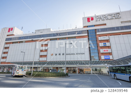 静岡県静岡市　快晴のJR静岡駅（北口） 128439546