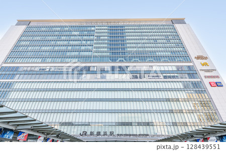 神奈川県横浜市 快晴のJR新横浜駅(北口) 神奈川県横浜市 快晴のJR新横浜駅(北口) 128439551