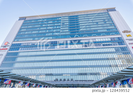 神奈川県横浜市 快晴のJR新横浜駅(北口) 神奈川県横浜市 快晴のJR新横浜駅(北口) 128439552