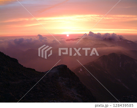 Mt. Yari / 盛夏の槍ヶ岳から眺める西鎌尾根へ沈んで行く真夏の夕陽(夏山登山・槍穂高縦走) 128439585