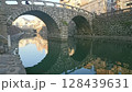水面に映る眼鏡橋 128439631