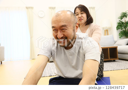 リビングでくつろぐミドル夫婦 128439717