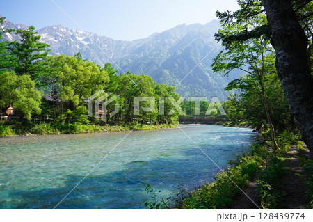 長野　上高地　新緑に包まれた美しい梓川 128439774