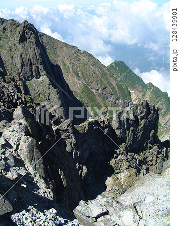 Takidani cliff 北穂高岳の山頂から見下ろす滝谷の雄姿(盛夏の槍穂高縦走，本格夏山登山) 128439901