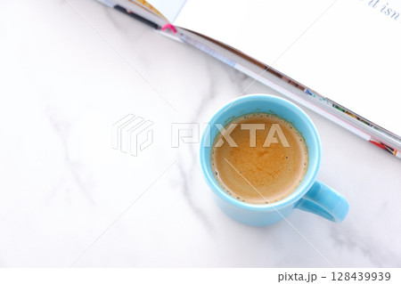 淹れたてのコーヒーを飲みながら、のんびり読書を楽しんでいるイメージ 128439939