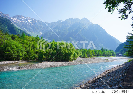 長野　上高地　新緑に包まれた美しい梓川 128439945