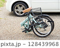 車で自転車を運ぶ、折り畳み自転車 128439968