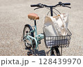 自転車の前カゴにトートバックがある 128439970