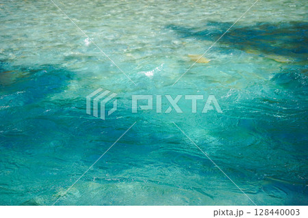 長野　上高地　透明度の高い美しい梓川の水面 128440003