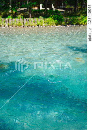 長野 上高地 透明度の高い美しい梓川の水面 長野 上高地 透明度の高い美しい梓川の水面 128440048